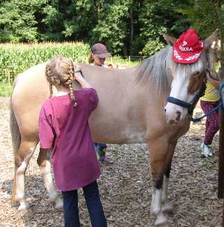 Jenny-mit-Hut-putzen