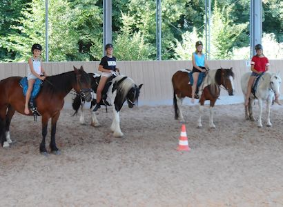 Reiterferien CV Ponyfarm Reitunterricht in der Reithalle